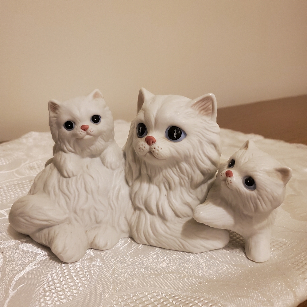 Vintage HOMCO Porcelain Ceramic Cat Figurine White Persian Mother Kittens #1412.